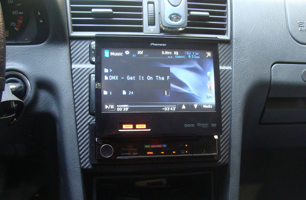 Автомагнитола с выдвижным экраном в автомобиле